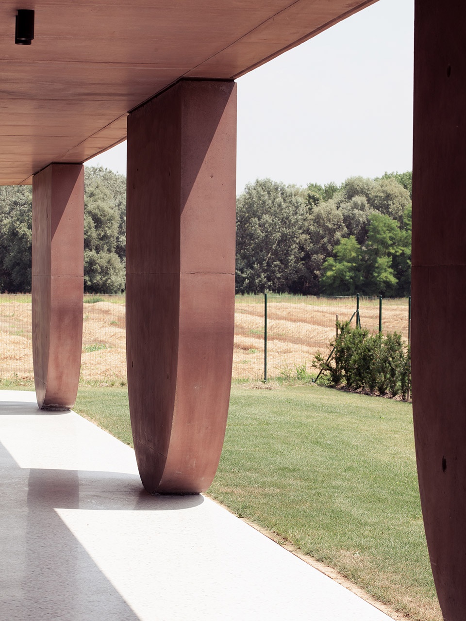 211 House with a large porch by MIDE architetti