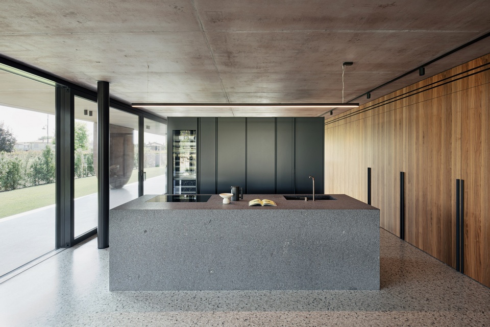 211 House with a large porch by MIDE architetti