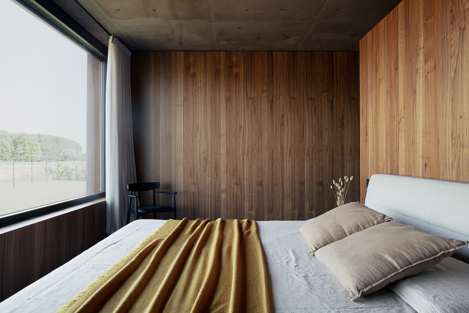 211 House with a large porch by MIDE architetti