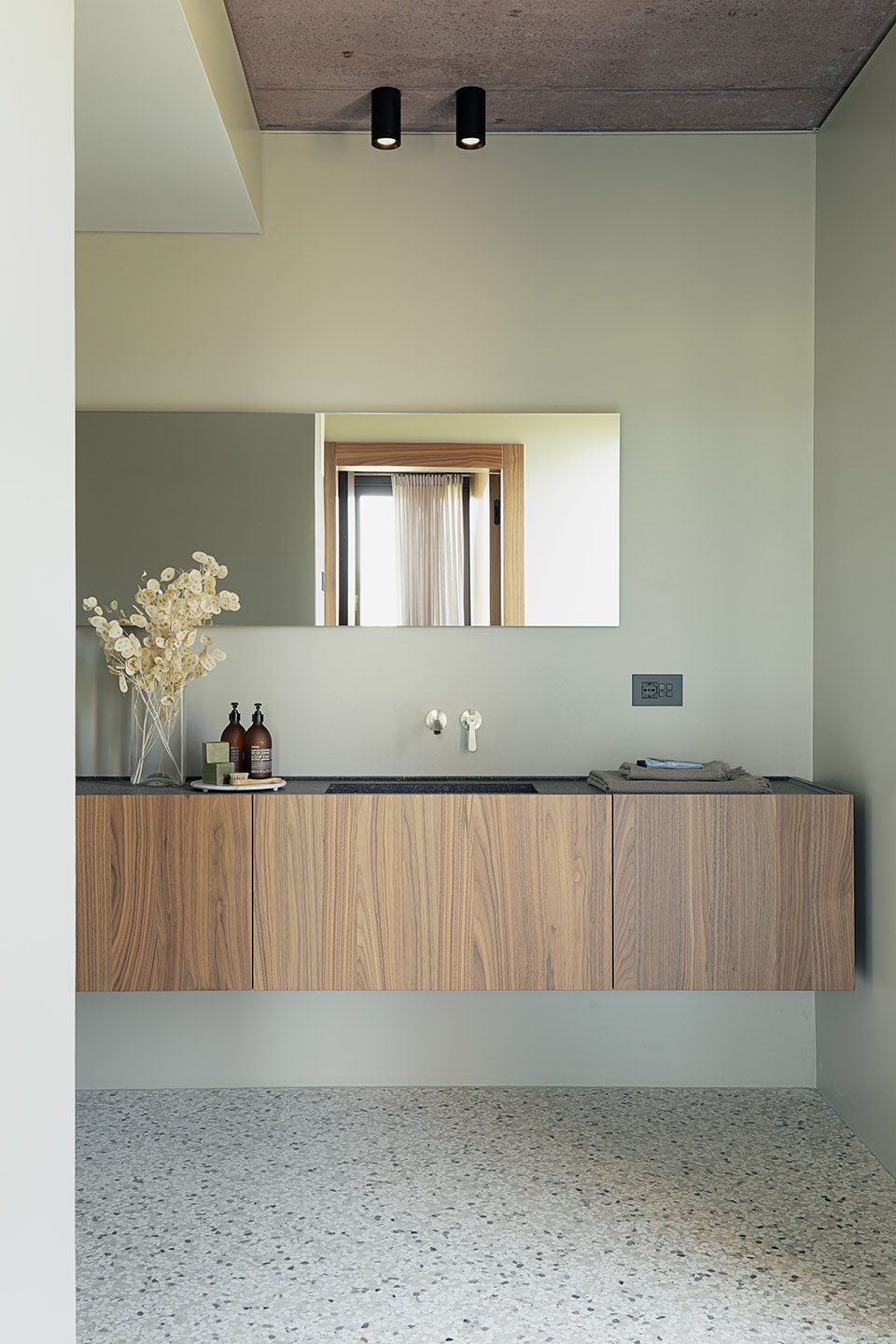 211 House with a large porch by MIDE architetti