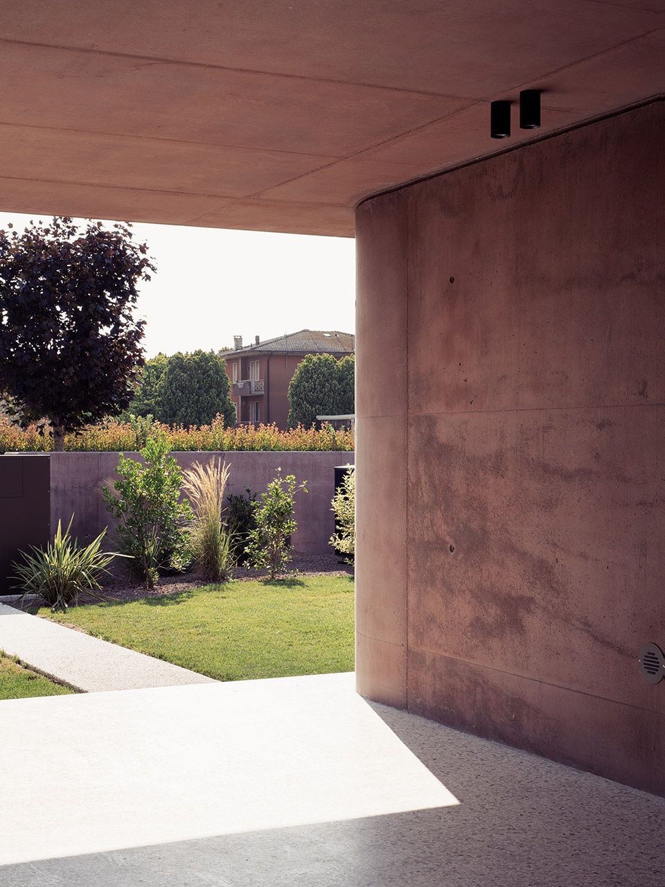 211 House with a large porch by MIDE architetti