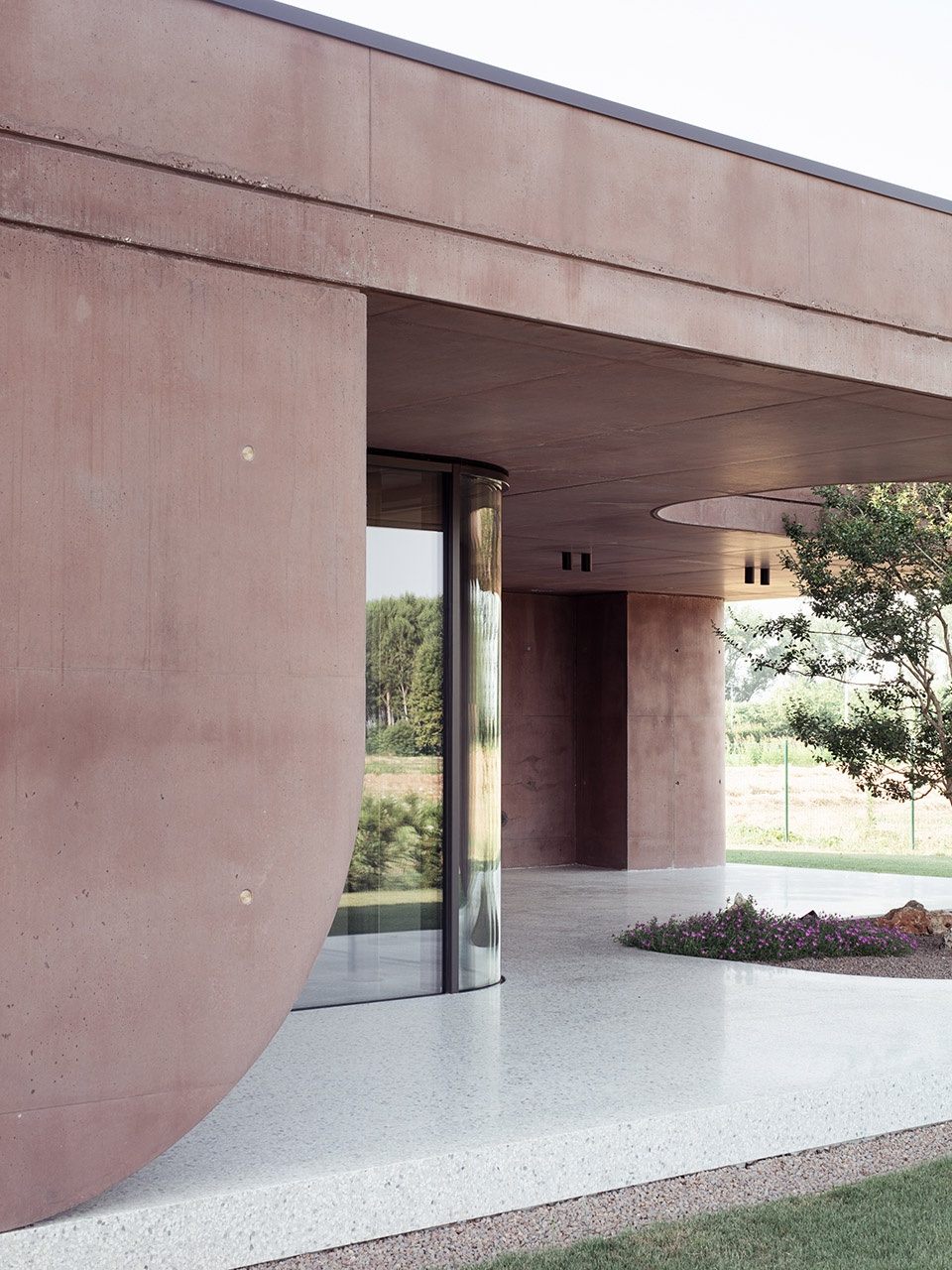 211 House with a large porch by MIDE architetti