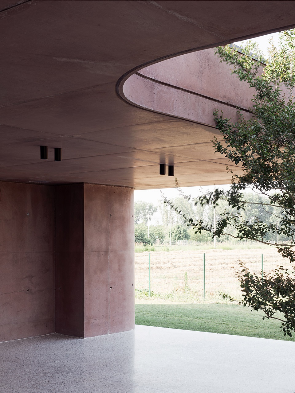 211 House with a large porch by MIDE architetti