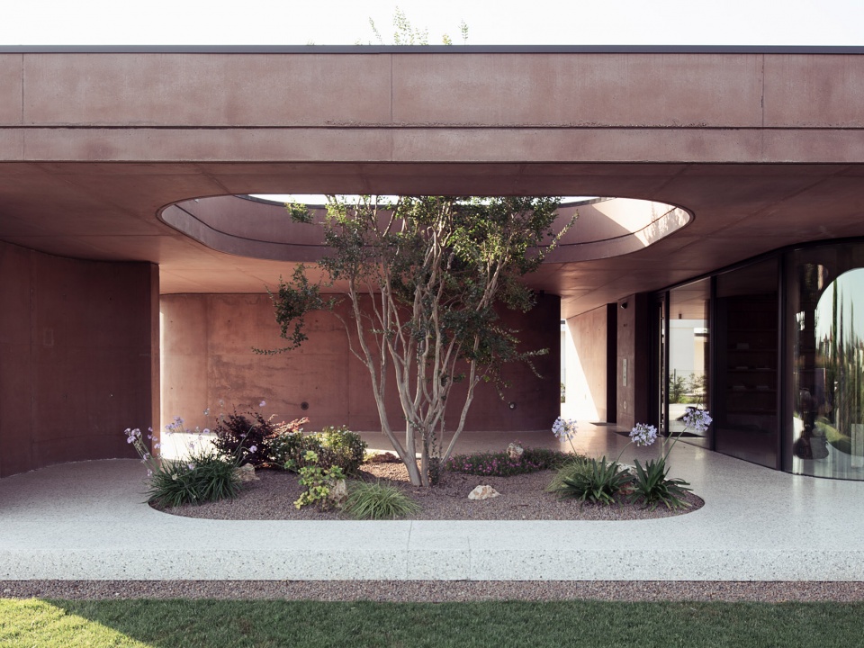 211 House with a large porch by MIDE architetti