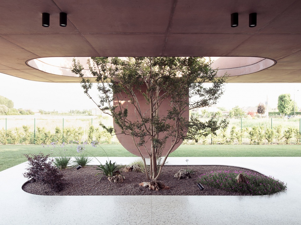 211 House with a large porch by MIDE architetti