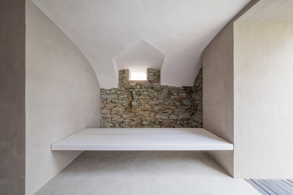 Niczky Apartment by Beres Architects