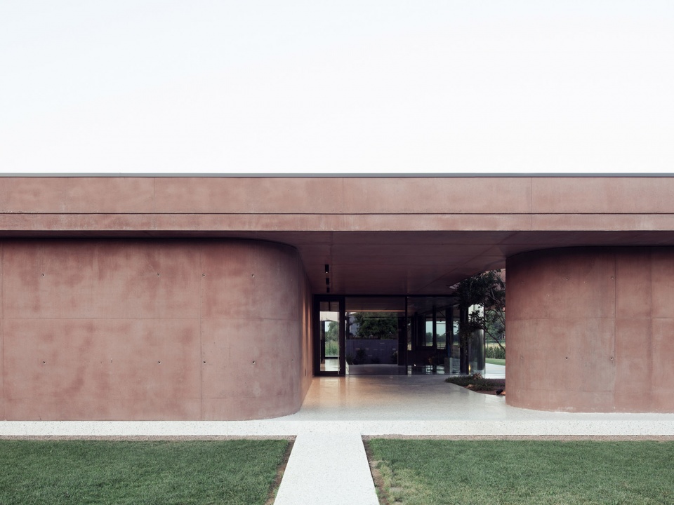 211 House with a large porch by MIDE architetti