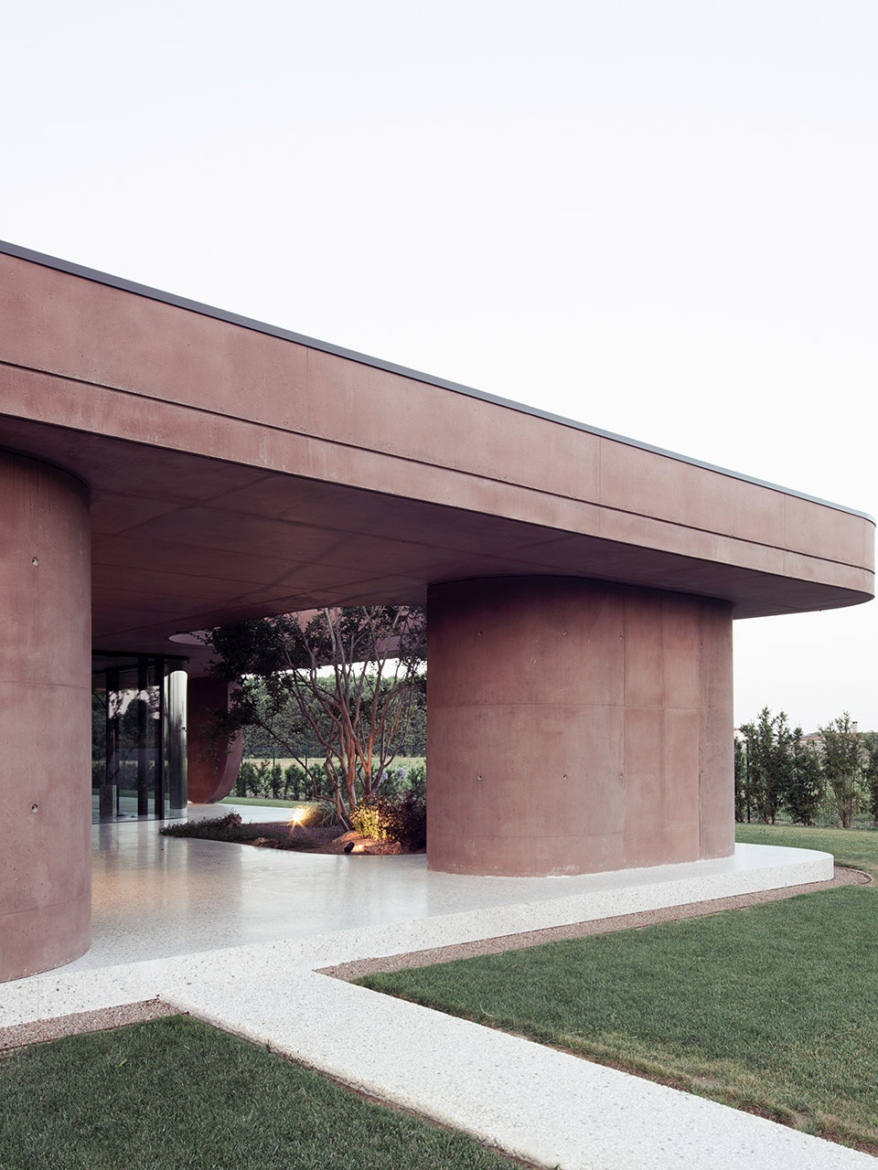 211 House with a large porch by MIDE architetti