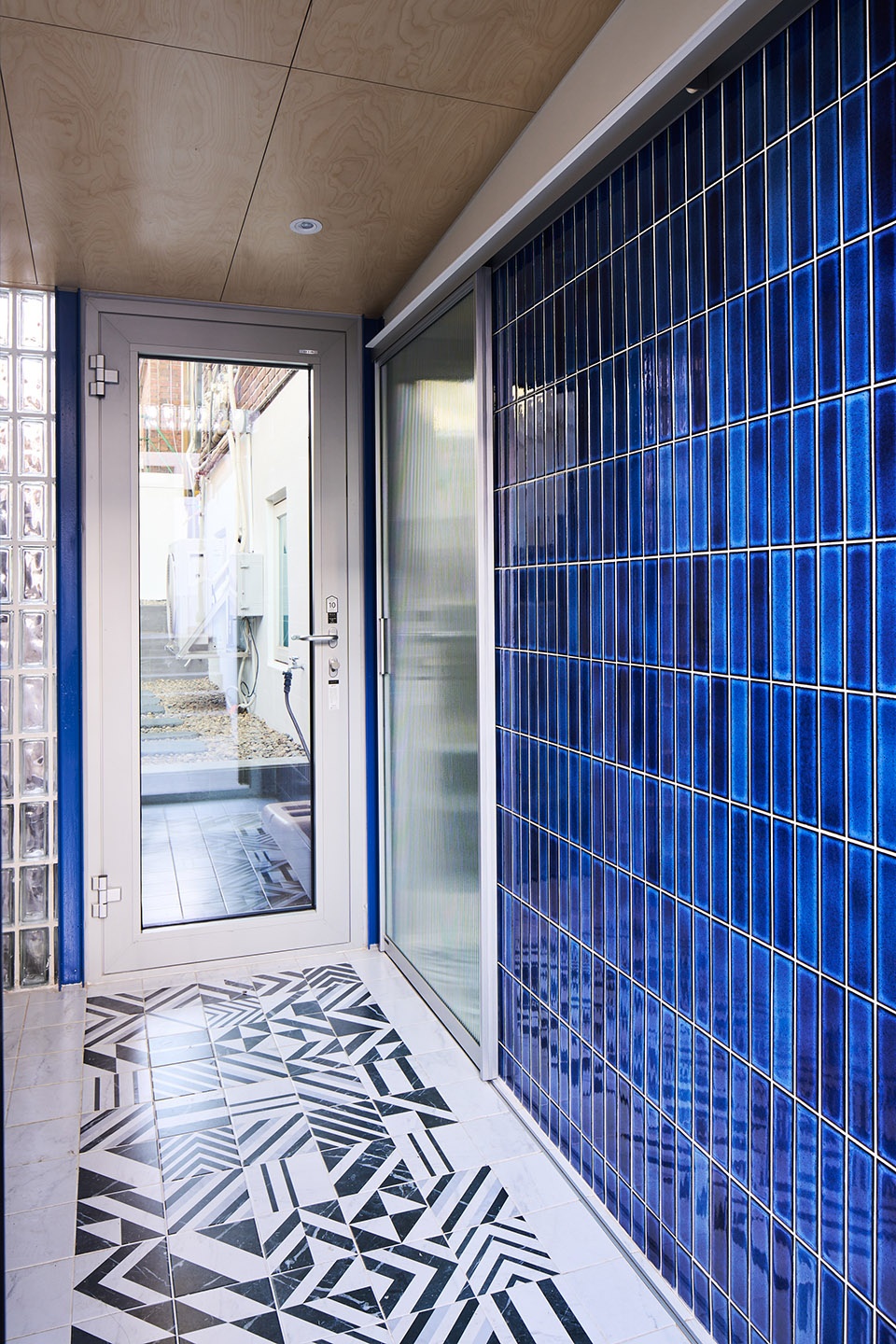 mews glass house by studio heech