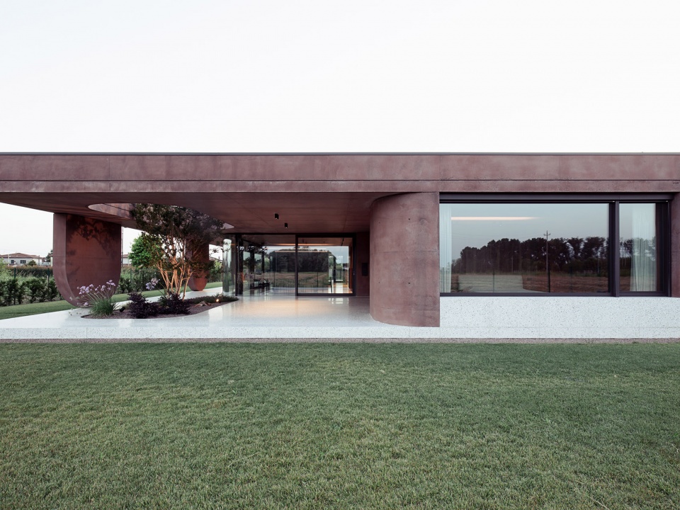 211 House with a large porch by MIDE architetti