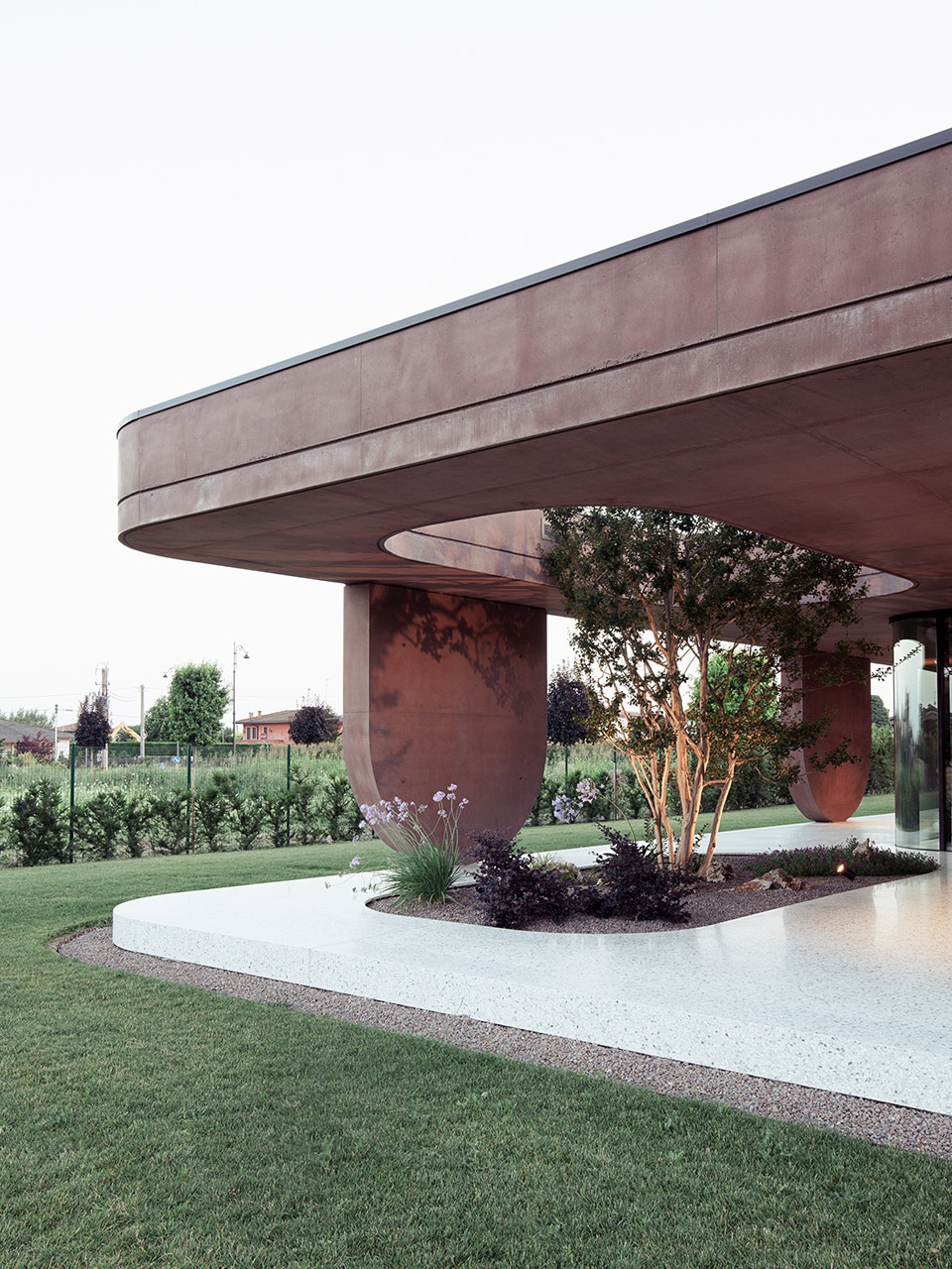 211 House with a large porch by MIDE architetti