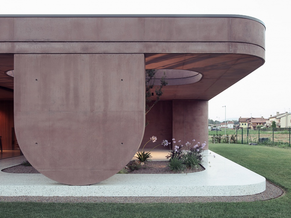 211 House with a large porch by MIDE architetti