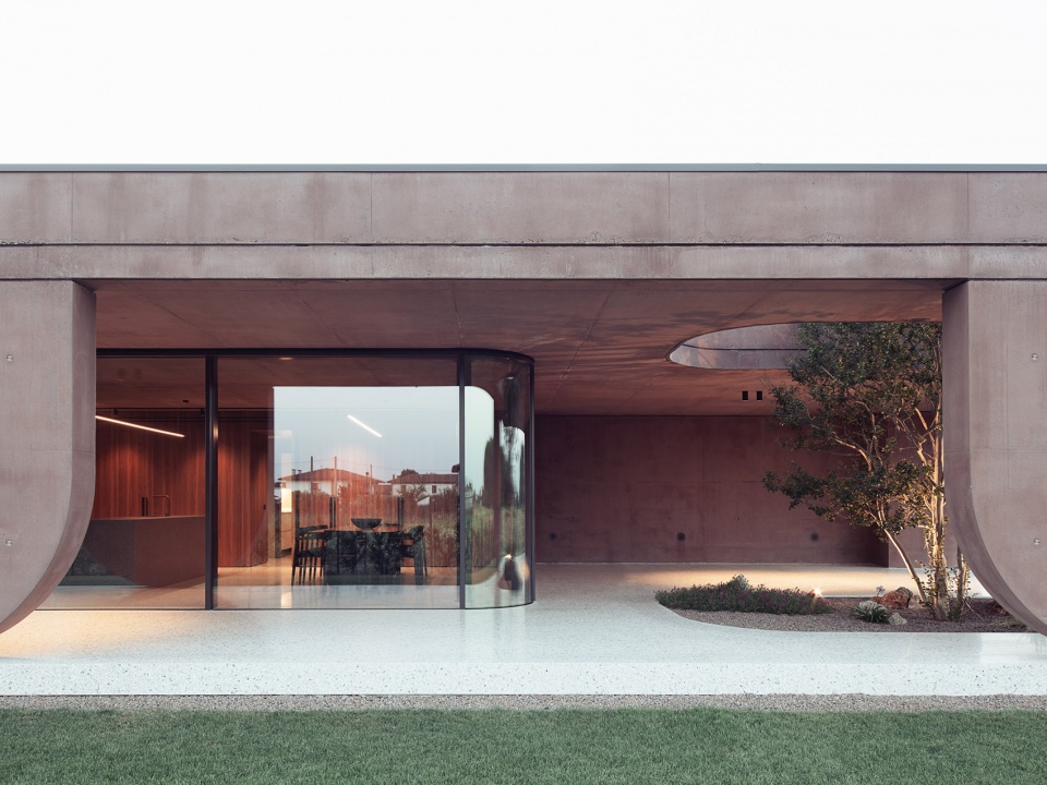 211 House with a large porch by MIDE architetti