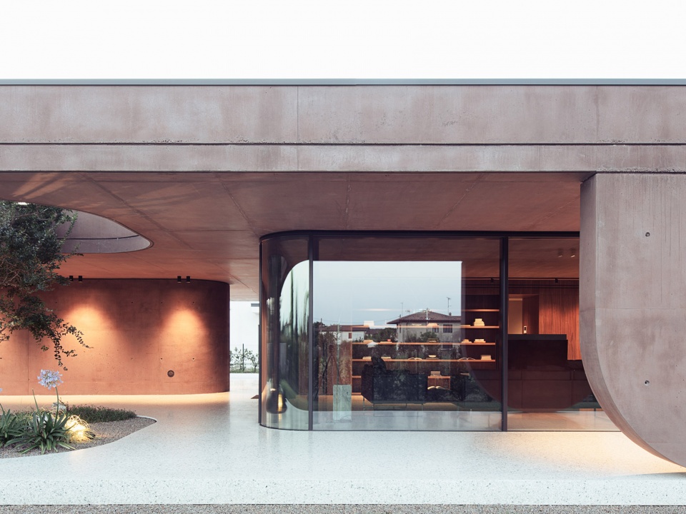 211 House with a large porch by MIDE architetti