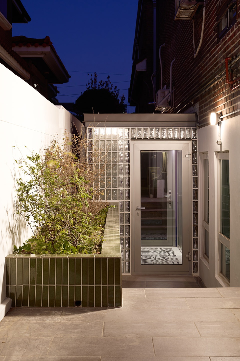 mews glass house by studio heech
