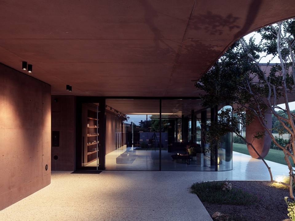 211 House with a large porch by MIDE architetti