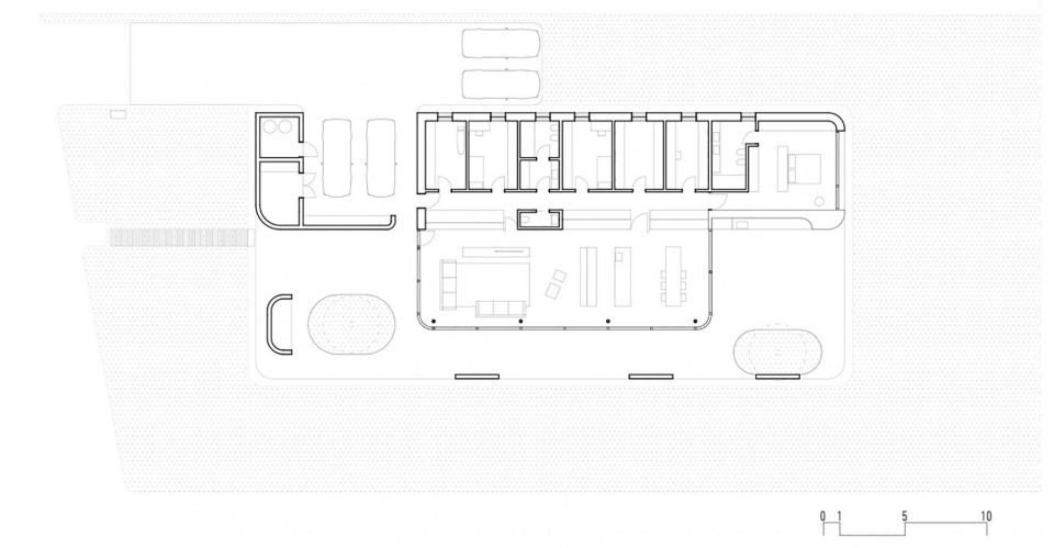 211 House with a large porch by MIDE architetti副本