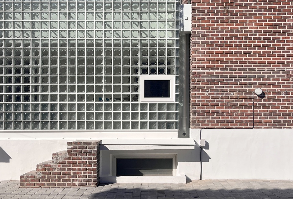 mews glass house by studio heech