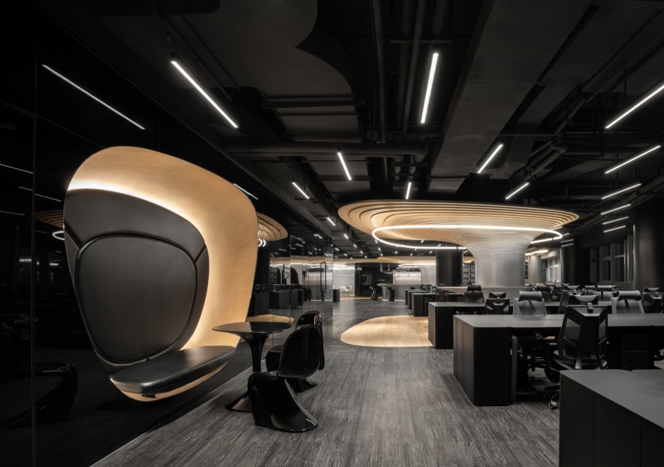 黑色基底的办公空间 Office space based on black ©朱雨蒙