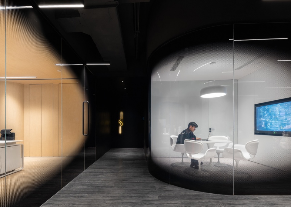 走道尽头的总裁办公室 The CEOs office at the end of the pathway ©朱雨蒙