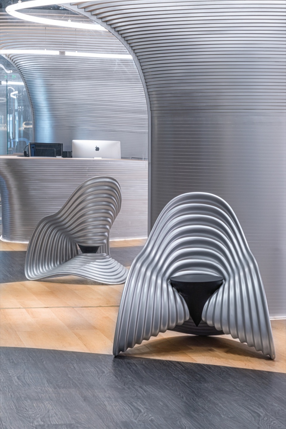 重达300斤的定制金属椅 Customized metal chair weighing up to 300 pounds ©零壹城市