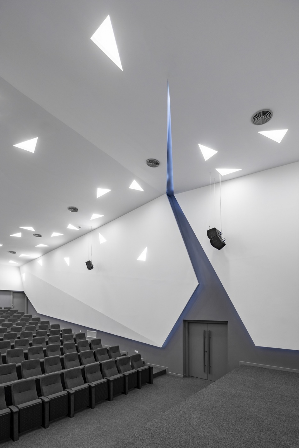 university of semnan auditorium and library by new wave architecture