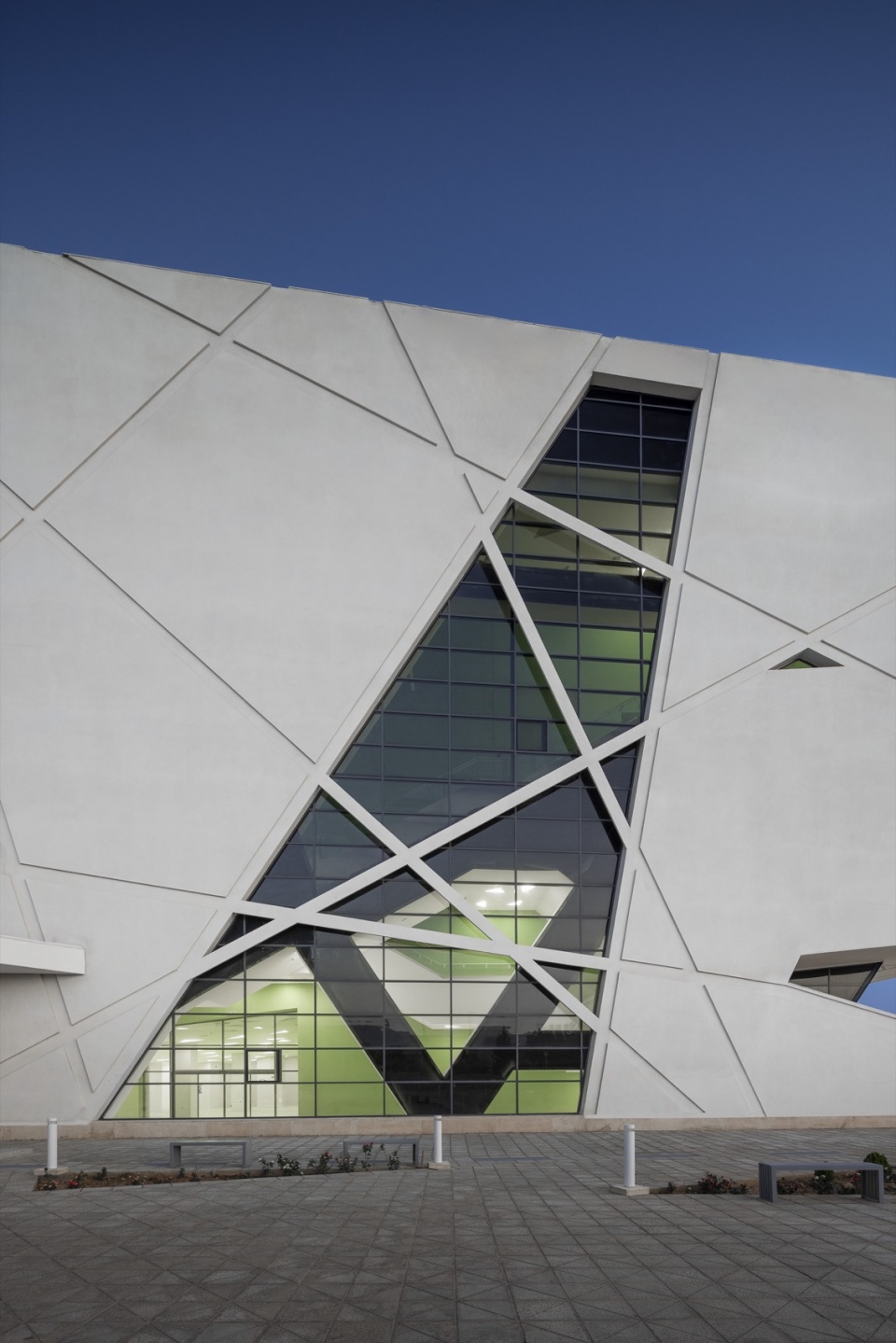 university of semnan auditorium and library by new wave architecture