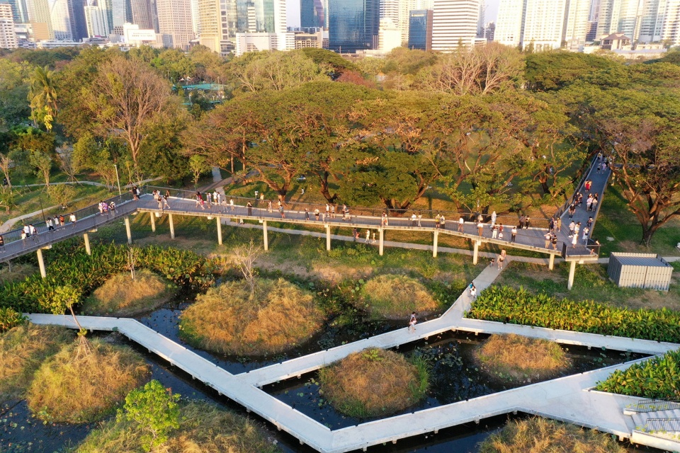 benjakitti forest park by arsomsilp community and environmental architect co ltd
