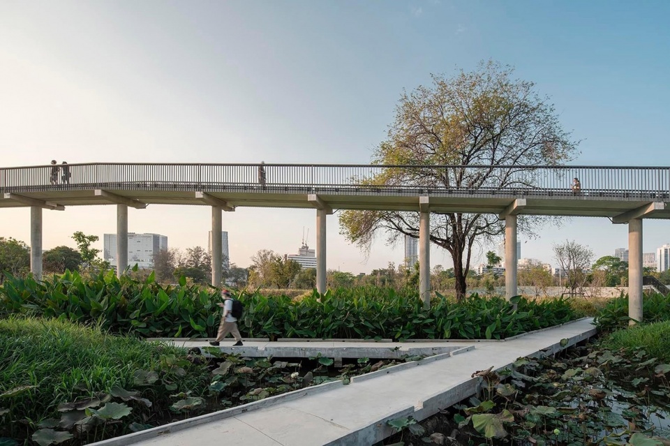 benjakitti forest park by arsomsilp community and environmental architect co ltd
