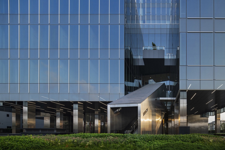 aia east gateway by creative crews