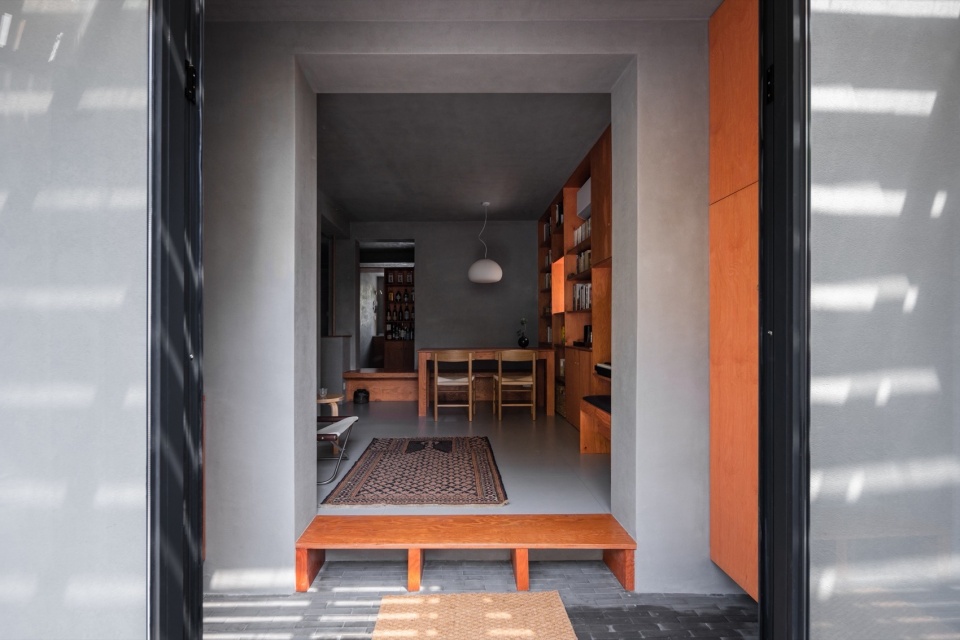 home in shimoriver 11 透过玄关看向室内©DONG建筑影像