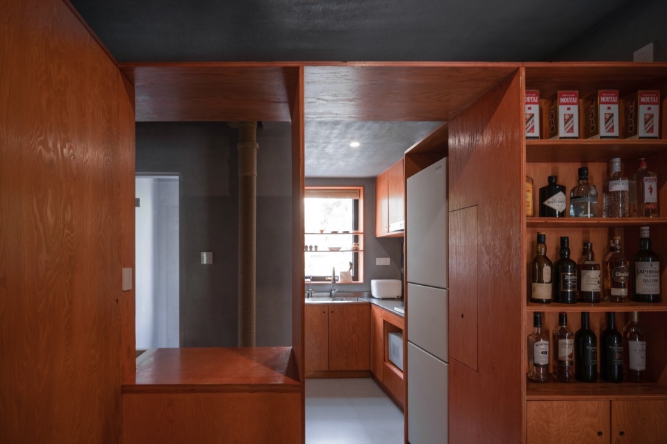 home in shimoriver 20 透过家政间看向厨房©DONG建筑影像