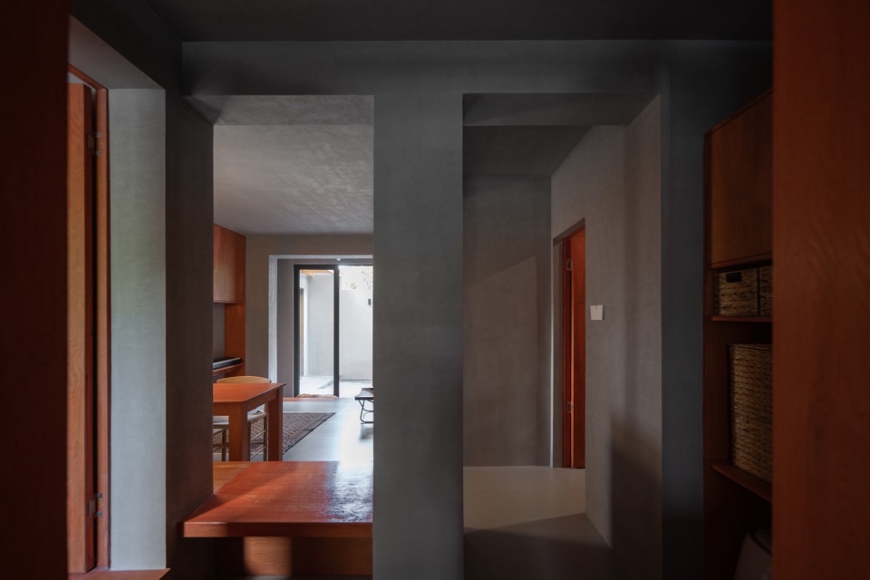 home in shimoriver 22 从家政间看向过道©DONG建筑影像