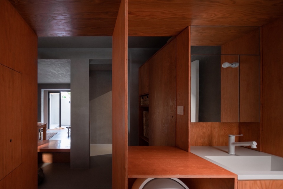 home in shimoriver 23 承载着诸多功能的Z字型大家具©DONG建筑影像