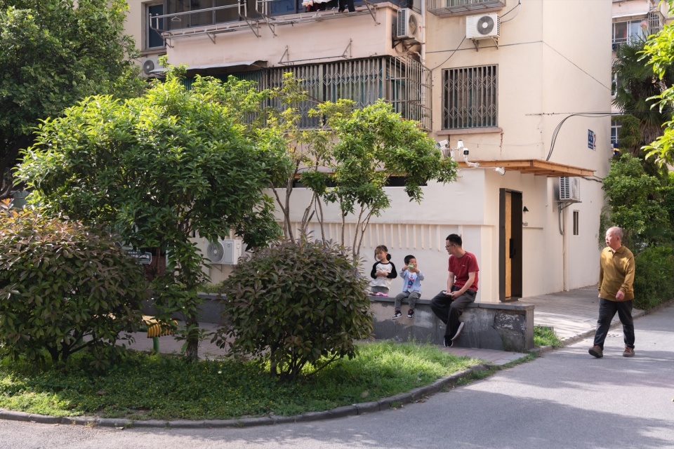 home in shimoriver 3 玩耍的大人与孩童©DONG建筑影像