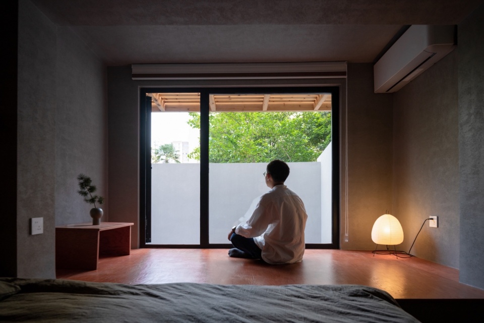 home in shimoriver 30 透过阳台看向庭院©DONG建筑影像