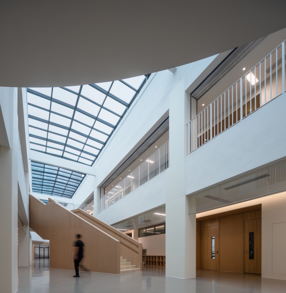 中庭2 wuhan basis international school interior design by wan jian deisgn