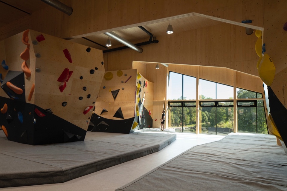 hoyt under taket climbing center by snohetta