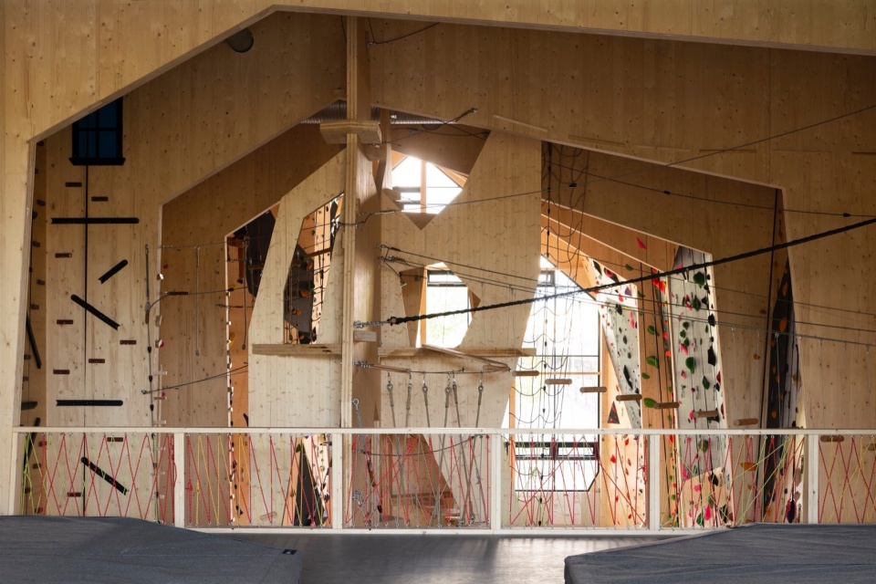 hoyt under taket climbing center by snohetta