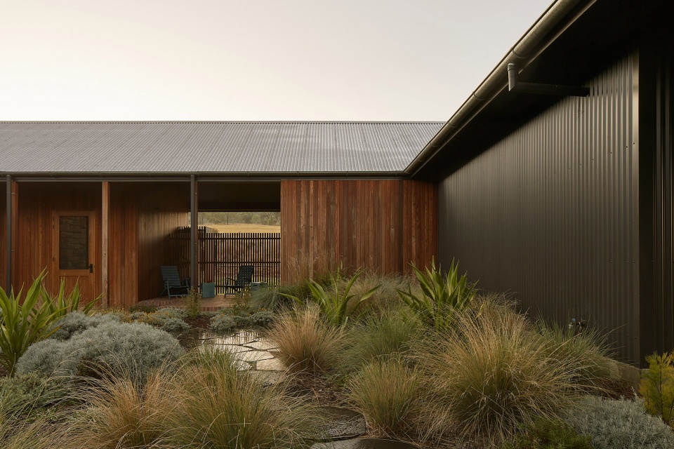 House in the Dry by MRTN Architects