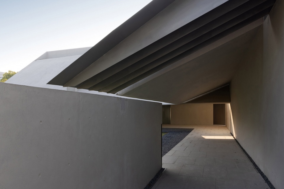 taoyiqiu memorial by atelier deshaus