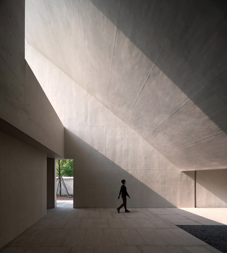 taoyiqiu memorial by atelier deshaus