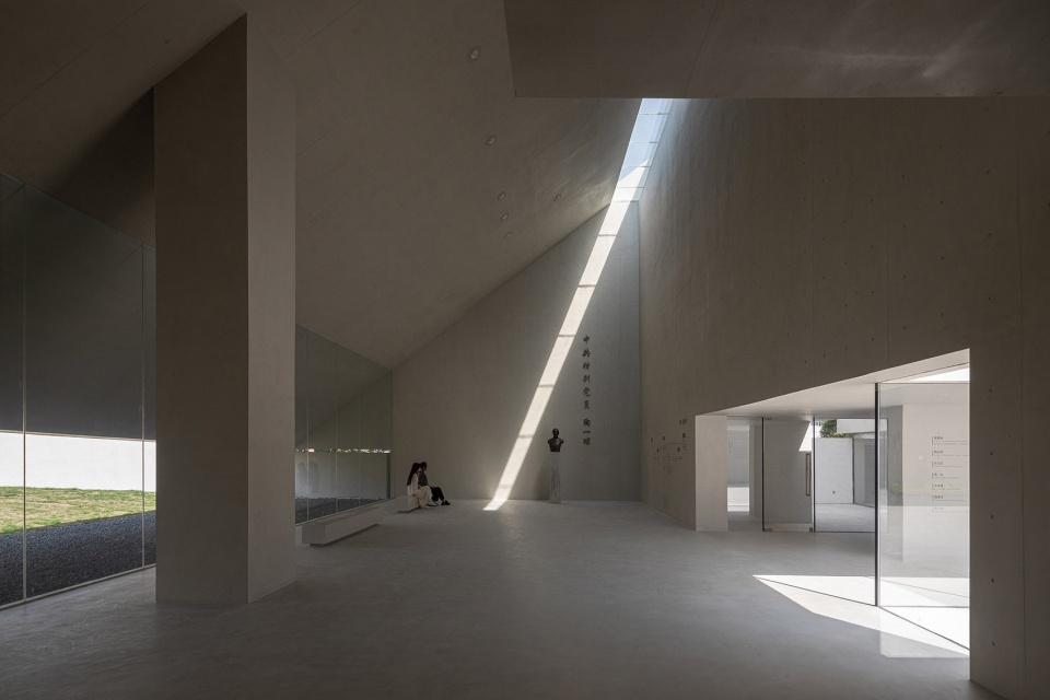 taoyiqiu memorial by atelier deshaus