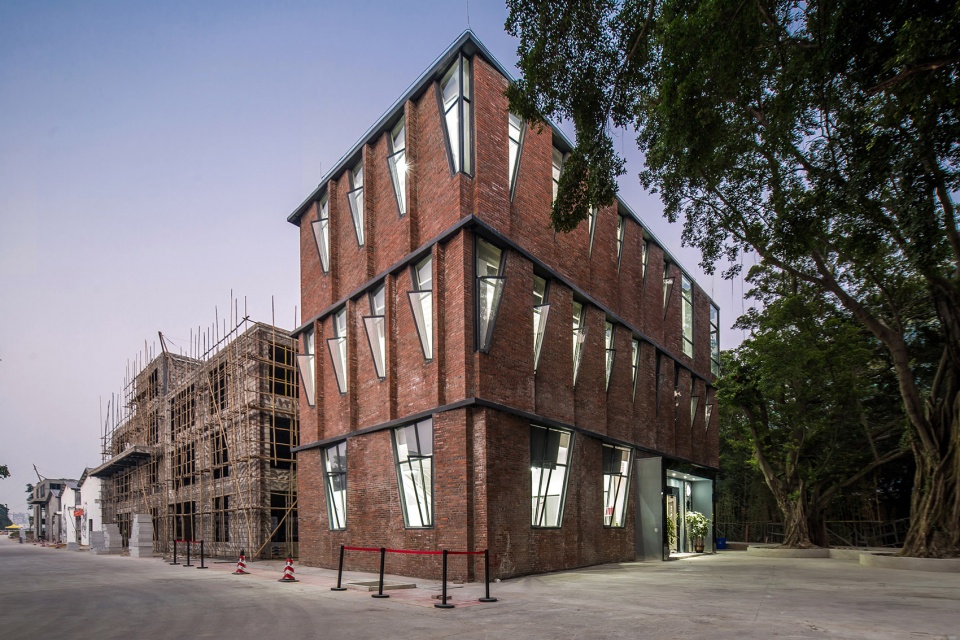 Guangzhou North Island Creative Park Management Center by Mutual Architecture