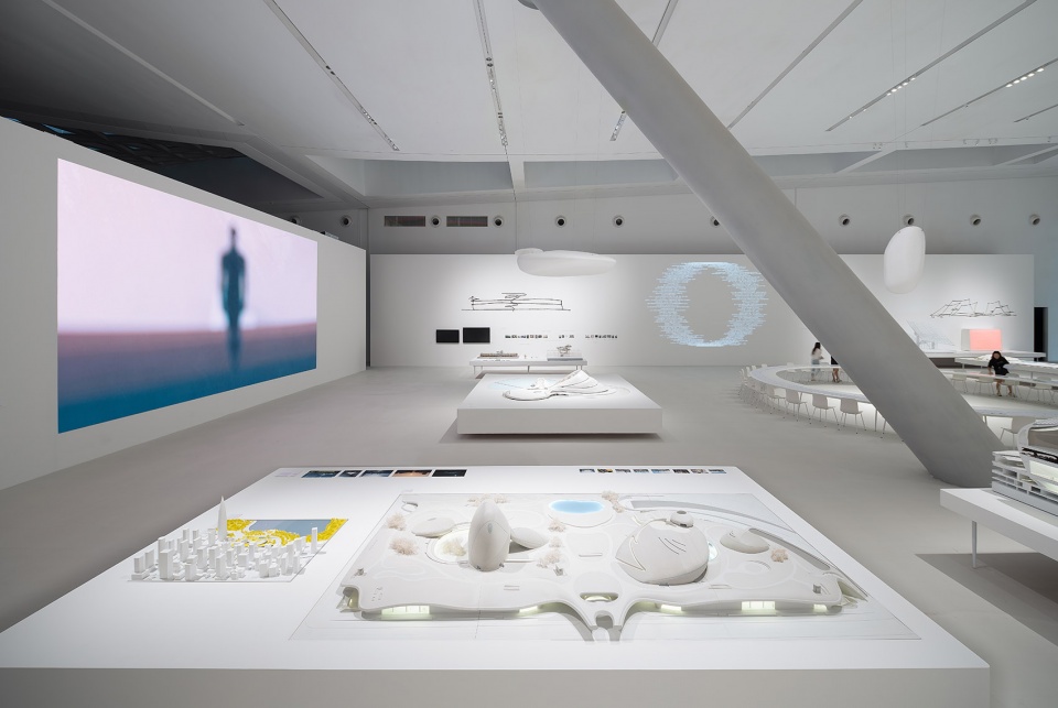 mad Exhibition the Moving Earth