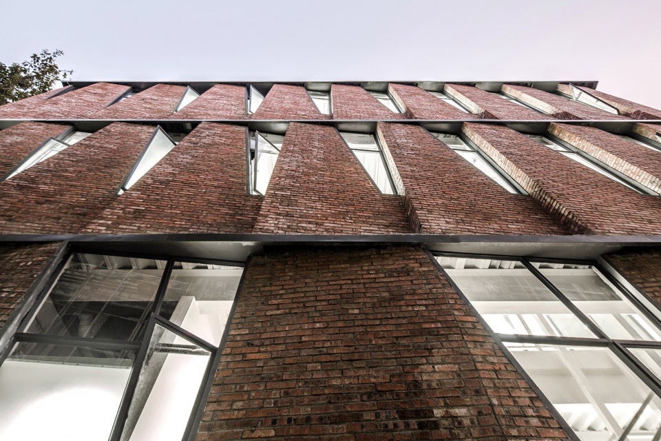 Guangzhou North Island Creative Park Management Center by Mutual Architecture