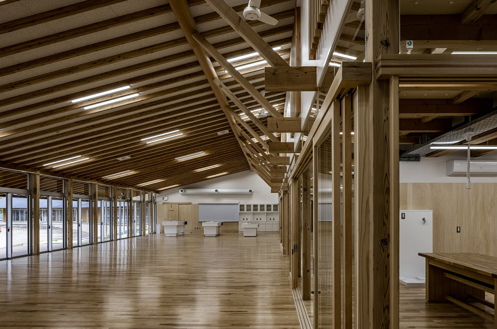 Hitachi City Nakazato Elementary and Junior High School by MIKAMI Architects wvr