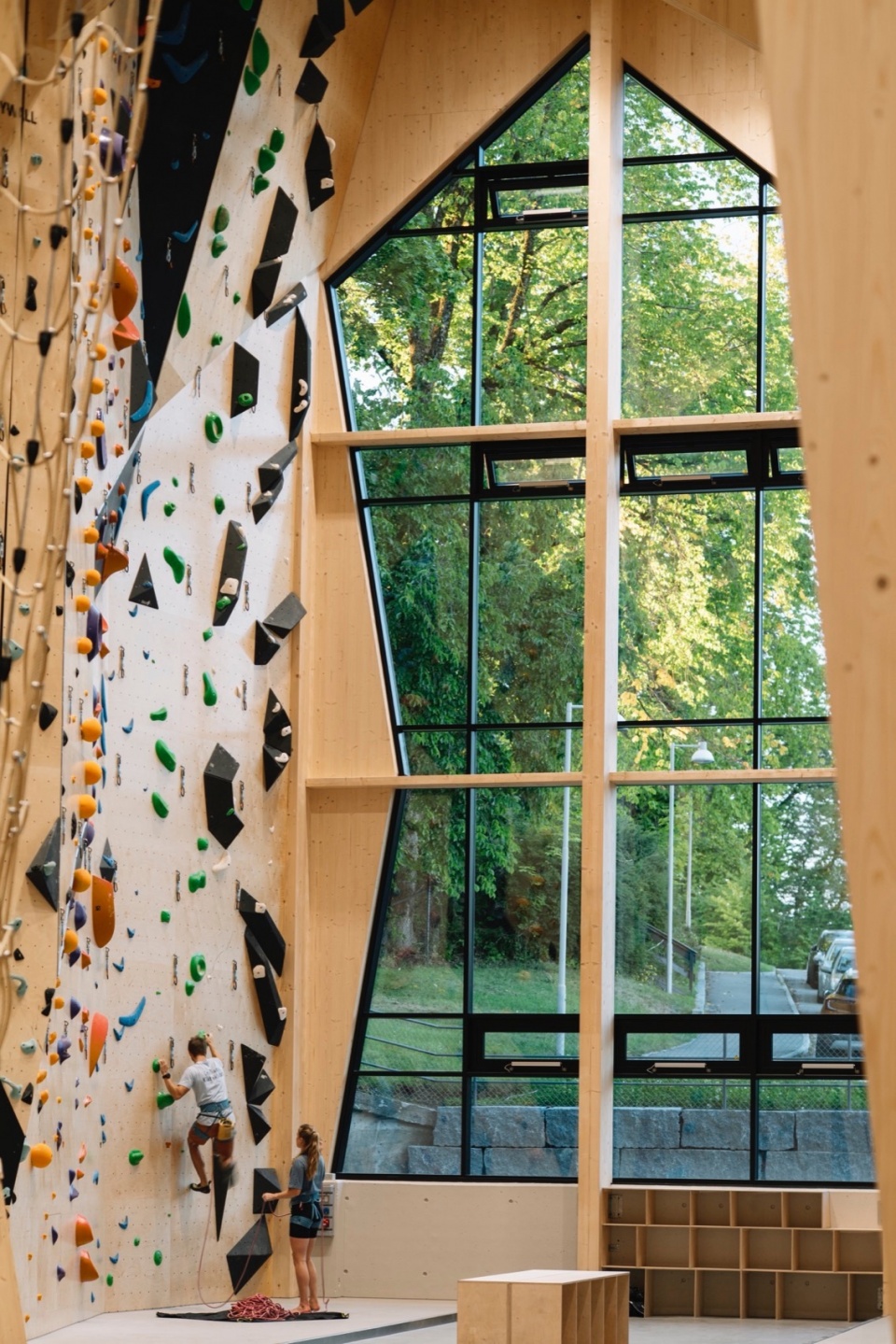 hoyt under taket climbing center by snohetta