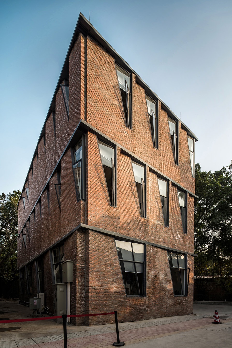 Guangzhou North Island Creative Park Management Center by Mutual Architecture