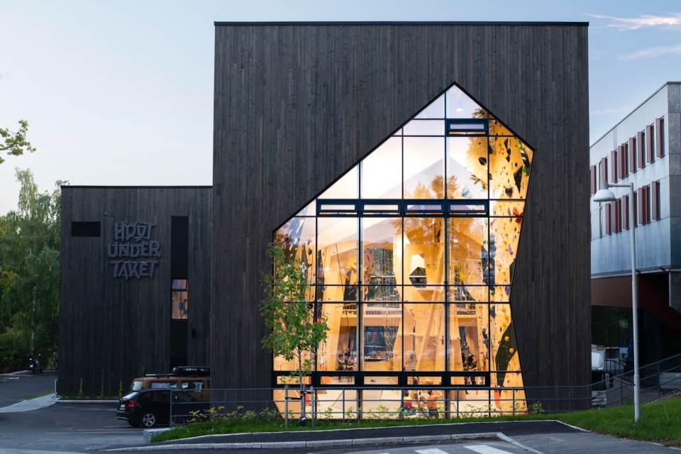 hoyt under taket climbing center by snohetta